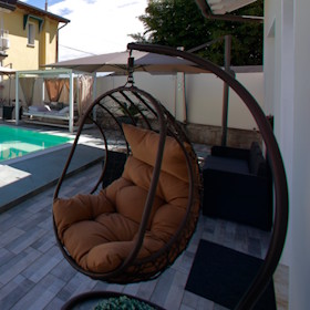 Vista piscina con amaca in primo piano