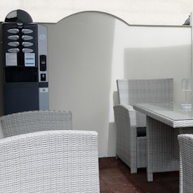 Zona ristoro con macchina del caffè