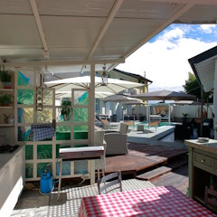 Angolo cucina esterna con vista piscina
