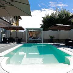 Vista piscina completa con dondolo sullo sfondo