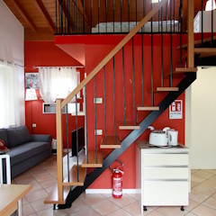 Vista scale soppalco bilocale rosso